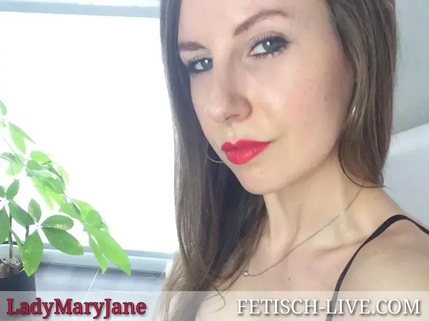 LadyMaryJane strenger Blick, roter Lippenstift
